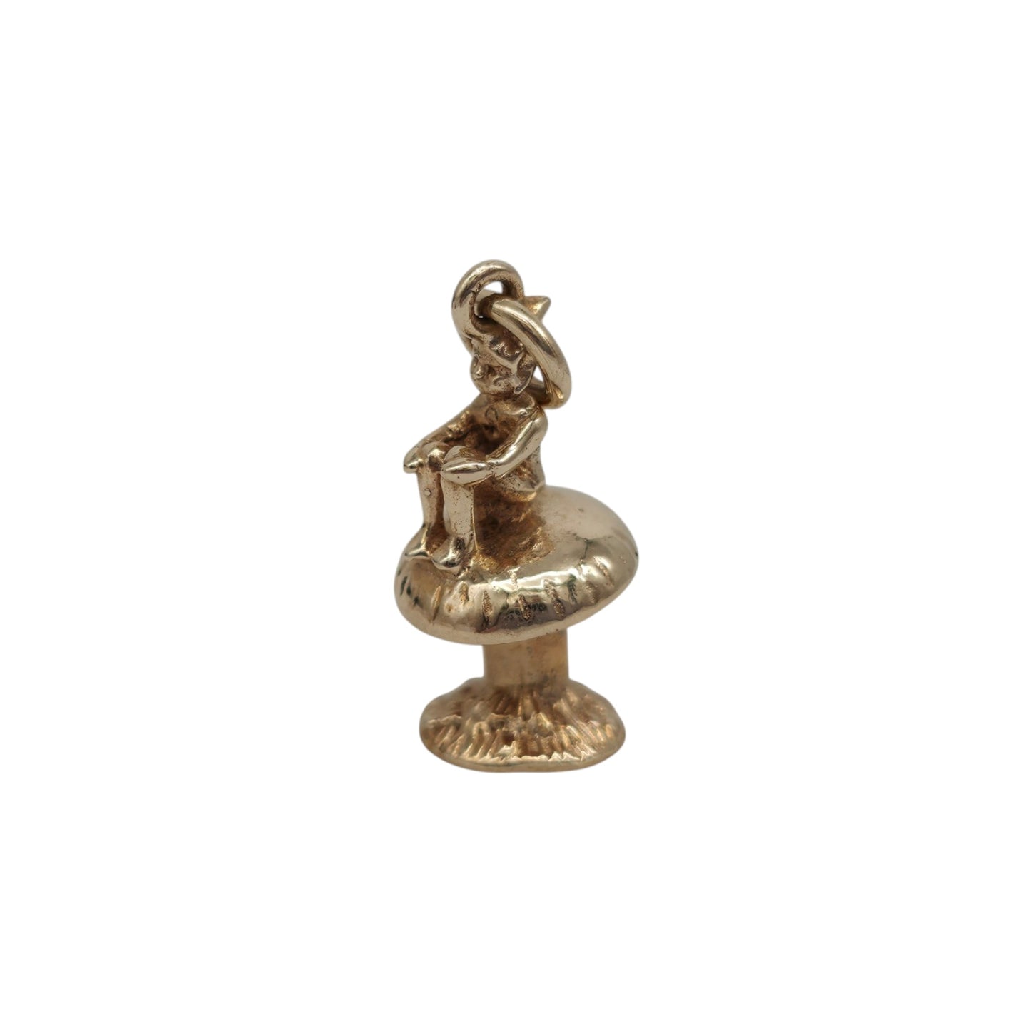 9ct 375 Yellow Gold Elf Sitting On A Toadstool Charm 1966 L 1.6 cm 2.5 g.
