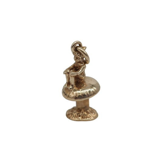 9ct 375 Yellow Gold Elf Sitting On A Toadstool Charm 1966 L 1.6 cm 2.5 g.