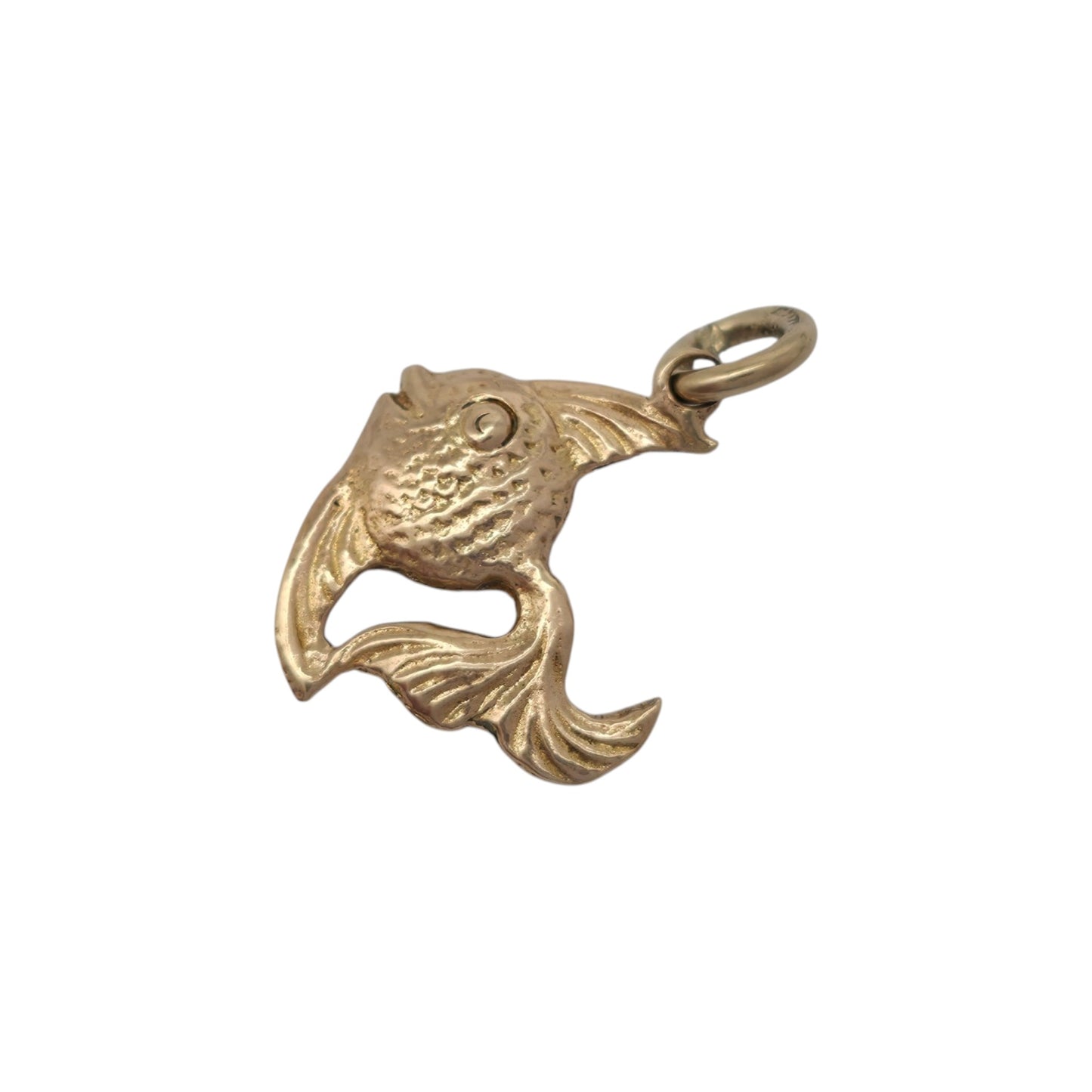 9ct 375 Yellow Gold Goldfish Charm 1957 L 1.5 cm 1.5 g.