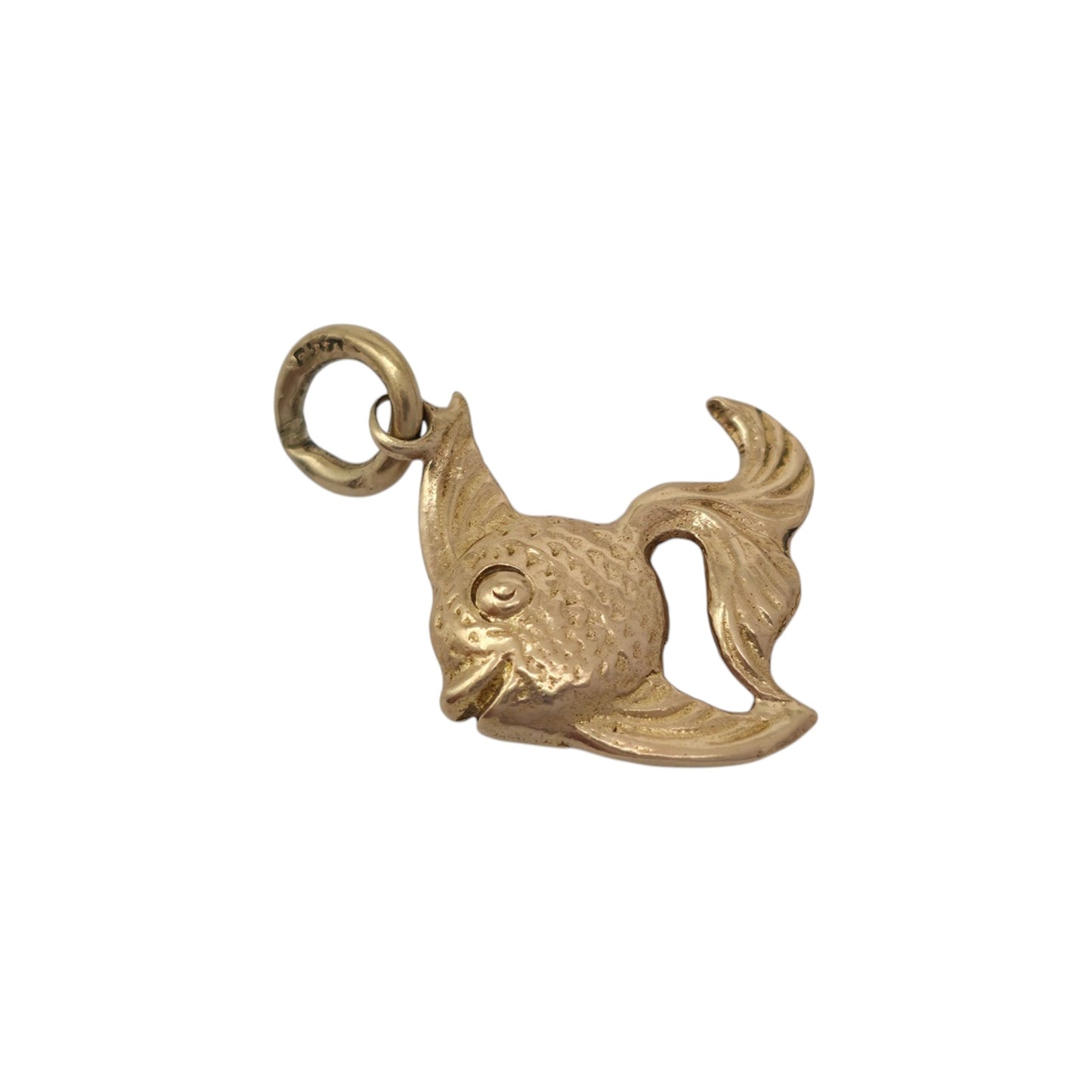 9ct 375 Yellow Gold Goldfish Charm 1957 L 1.5 cm 1.5 g.