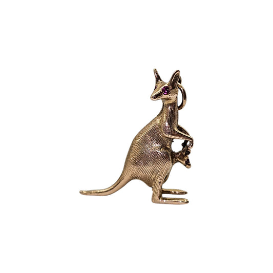 9ct 375 Yellow Gold Kangaroo & Joey Charm With Red Eyes 1965 L 2.4 cm 4.8 g.
