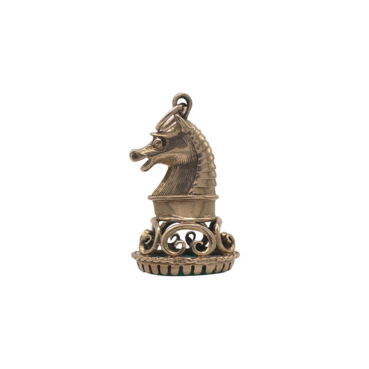 9ct 375 Yellow Gold Knight Chess Pendant 1967 L 2.5 cm 6.1 g.