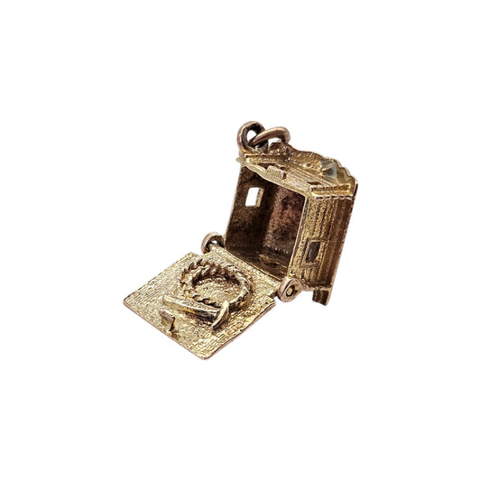 9ct 375 Yellow Gold Miner's Cabin Opening Charm 1965 L 1.1 cm 2.9 g.