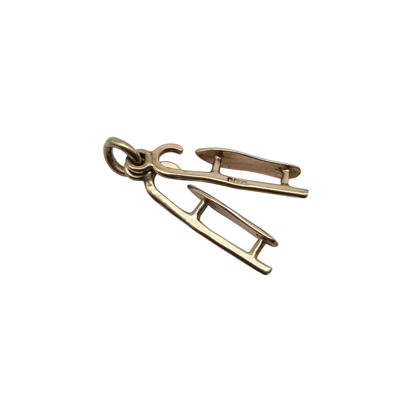 9ct 375 Yellow Gold Pair of Skis Charm 1960 L 1.6 cm 0.9 g.