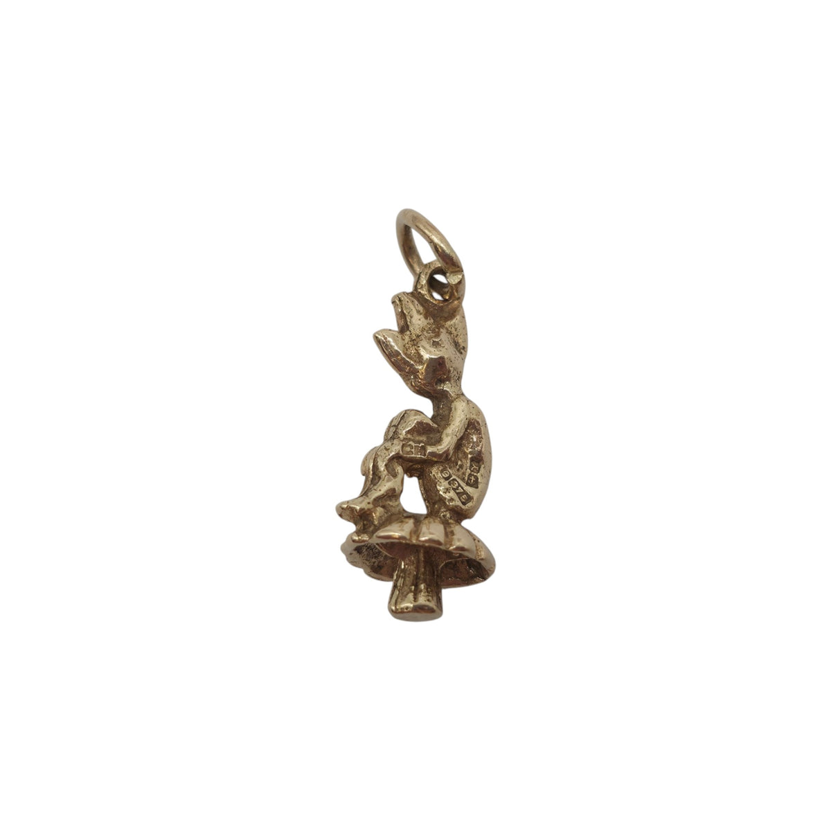 9ct 375 Yellow Gold Pixie Seated On A Toadstool Charm 1973 L 1.6 cm 1.6 g.
