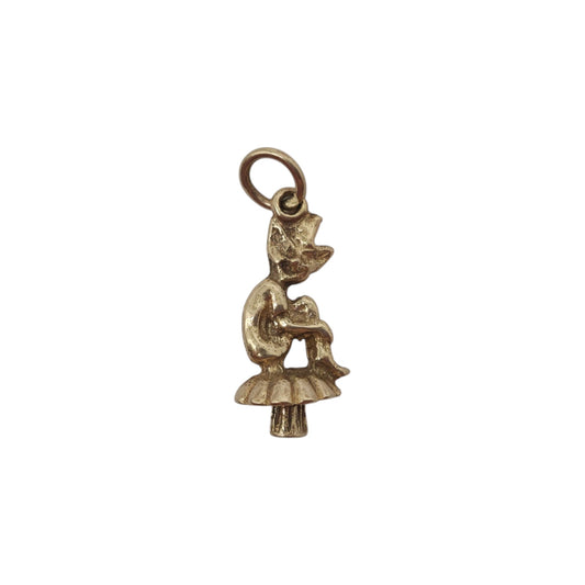 9ct 375 Yellow Gold Pixie Seated On A Toadstool Charm 1973 L 1.6 cm 1.6 g.