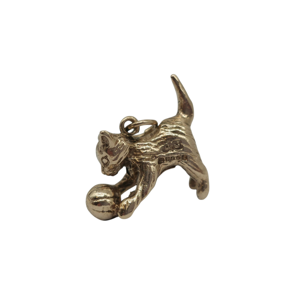 Heavy Cast 9ct 375 Yellow Gold Playful Cat Charm 1977 L 1.7 cm 5.5 g.