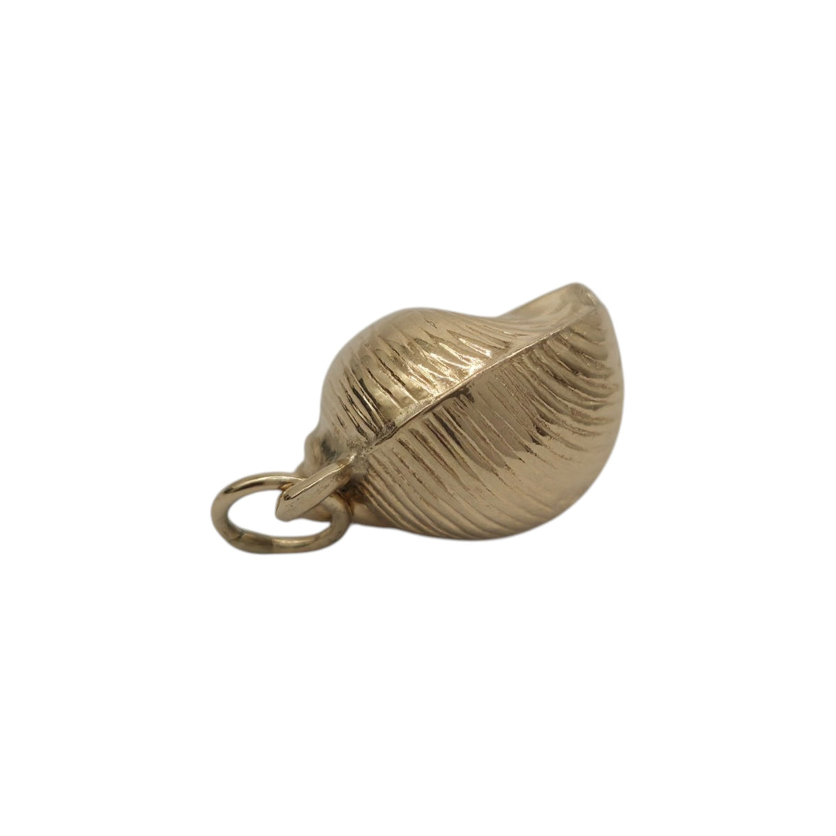 9ct 375 Yellow Gold Seashell Charm 1965 L 1.2 cm 0.7 g.