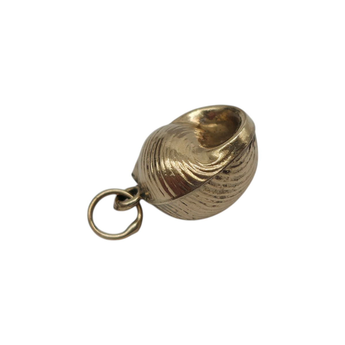 9ct 375 Yellow Gold Seashell Charm 1967 L 1.3 cm 0.6 g.