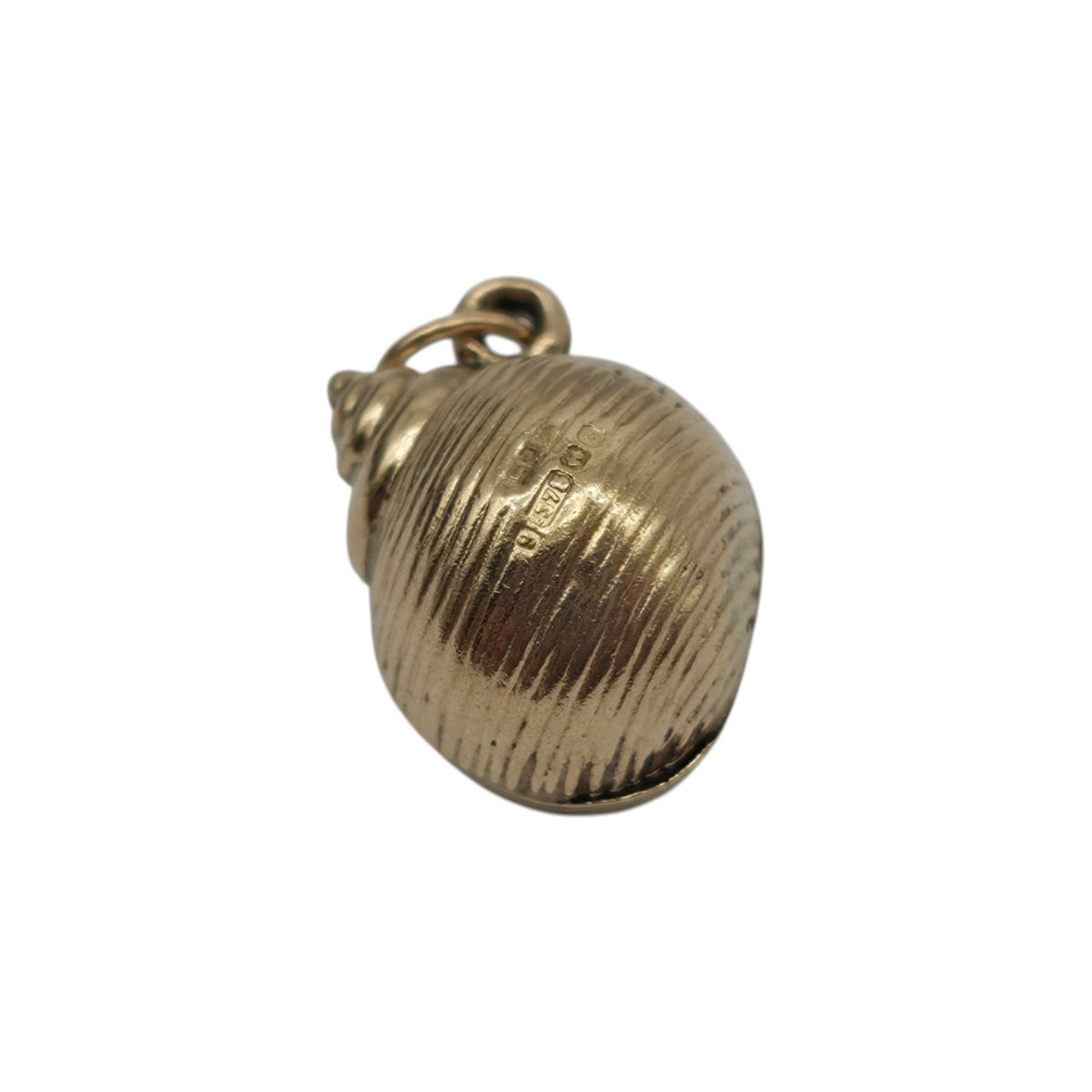 9ct 375 Yellow Gold Seashell Charm 1967 L 1.3 cm 0.6 g.