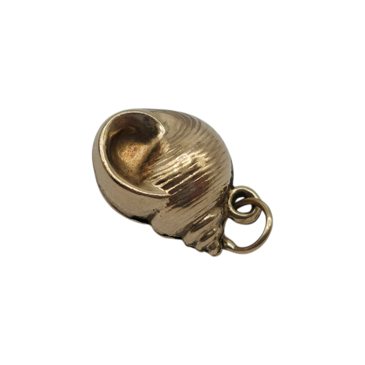 9ct 375 Yellow Gold Seashell Charm 1967 L 1.3 cm 0.6 g.