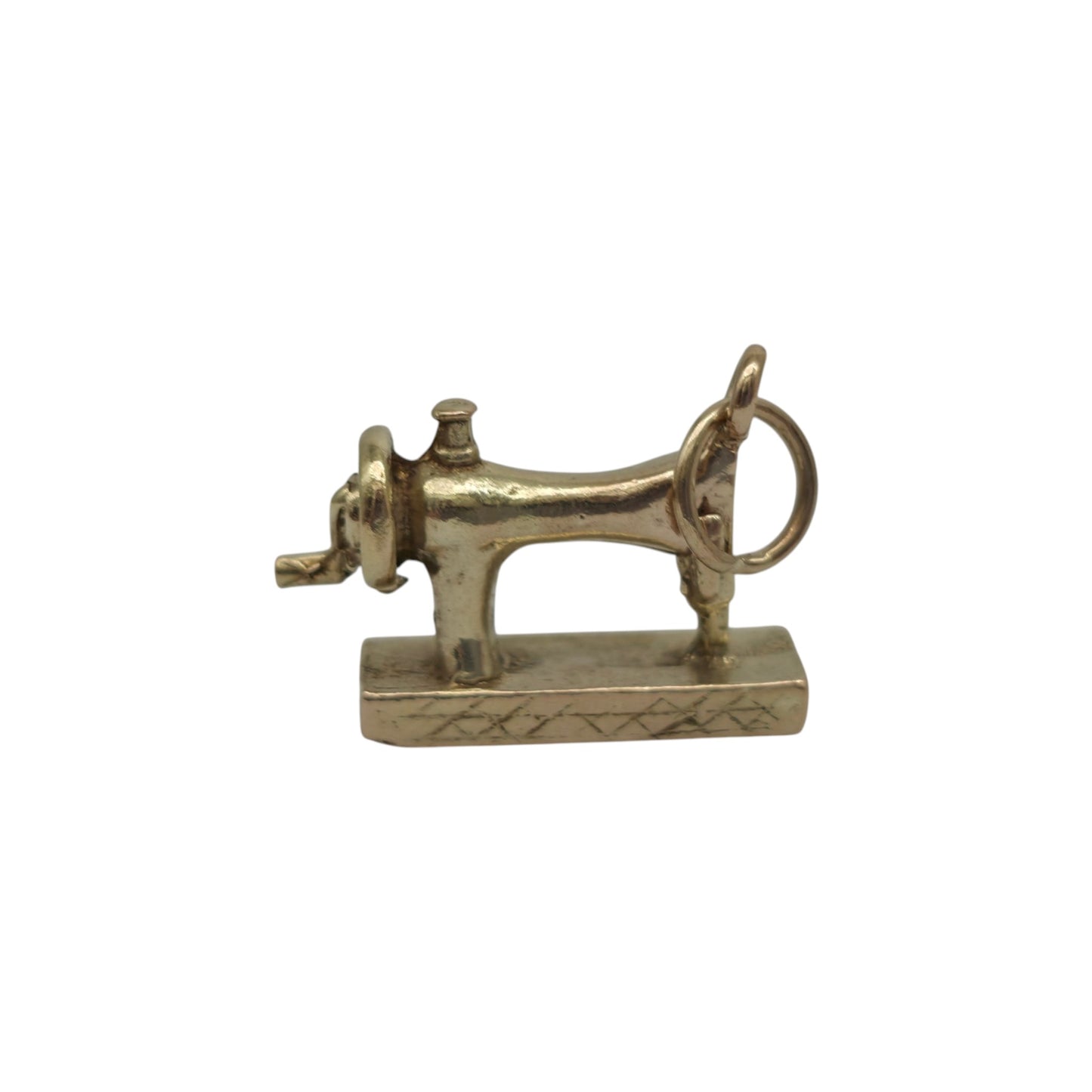 9ct 375 Yellow Gold Sewing Machine Charm 1971 L 1.7 cm 2.6 g.