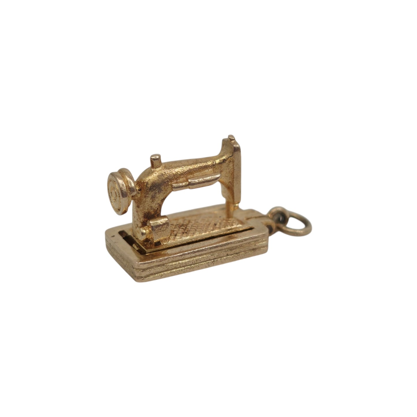 9ct 375 Yellow Gold Sewing Machine Opening Charm 1955 L 1.6 cm 4.4 g.
