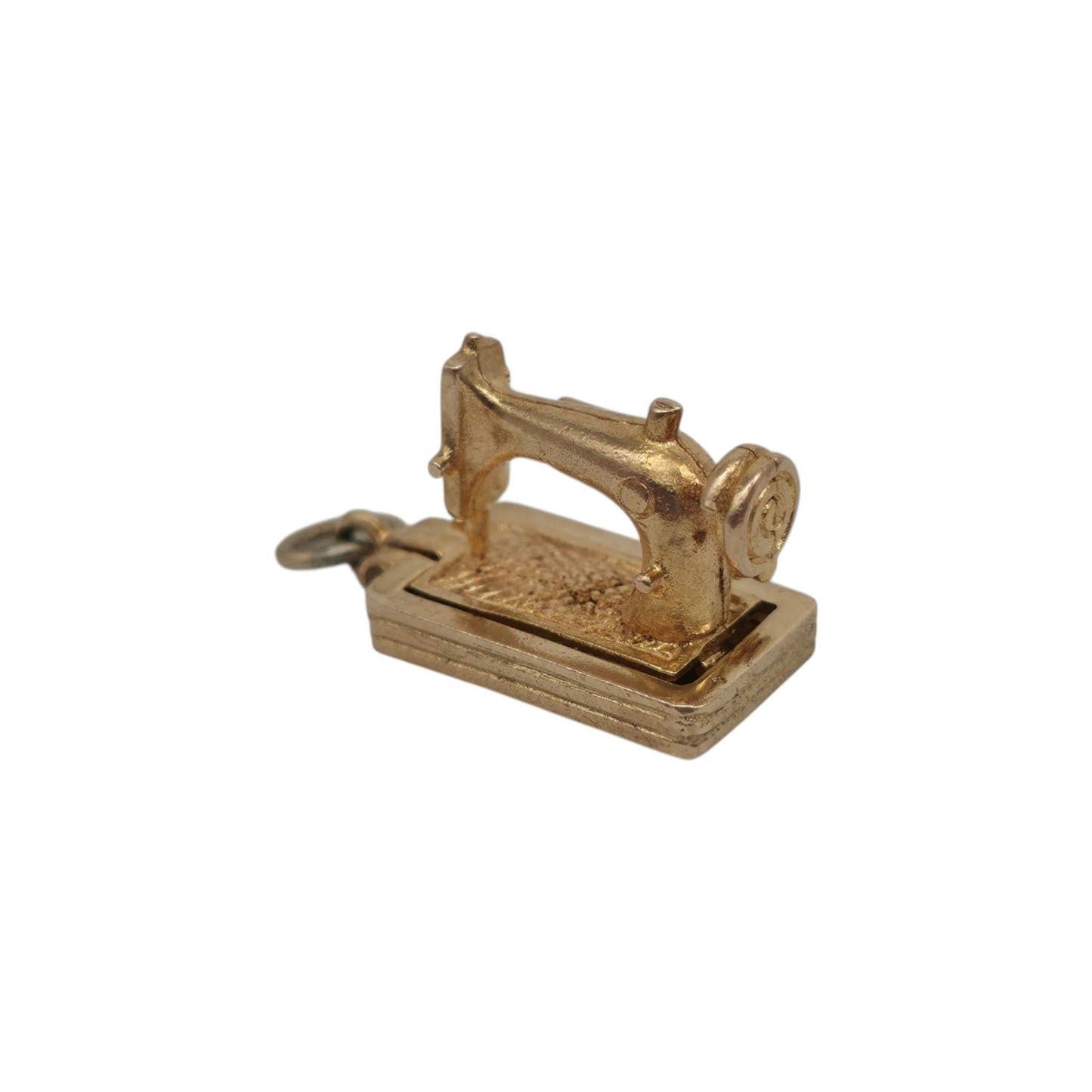 9ct 375 Yellow Gold Sewing Machine Opening Charm 1955 L 1.6 cm 4.4 g.