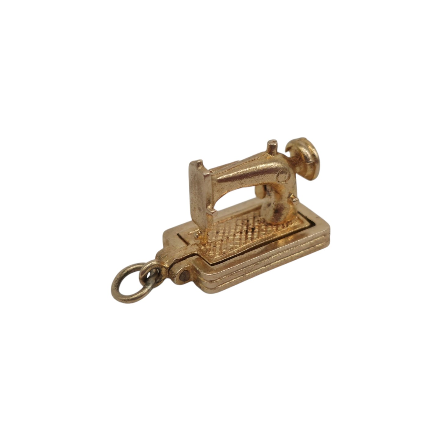 9ct 375 Yellow Gold Sewing Machine Opening Charm 1955 L 1.6 cm 4.4 g.
