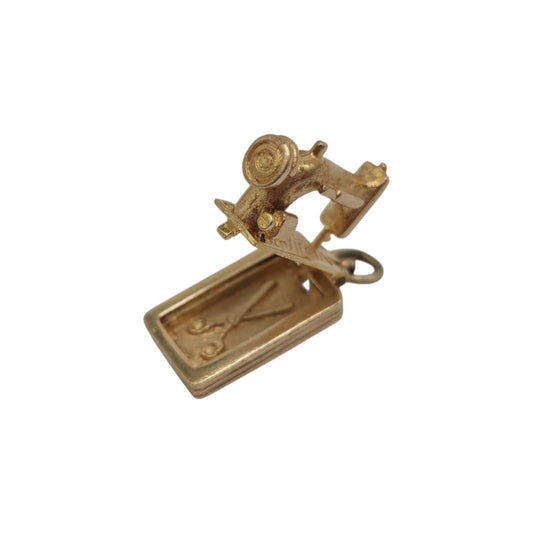 9ct 375 Yellow Gold Sewing Machine Opening Charm 1955 L 1.6 cm 4.4 g.
