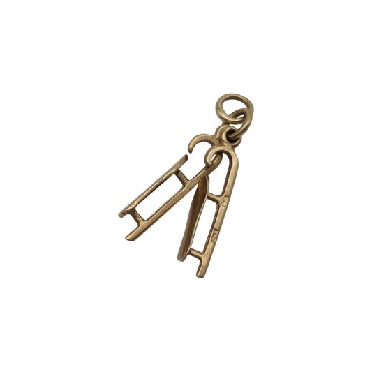 9ct 375 Yellow Gold Pair Of Skis Charm 1964 L 1.6 cm 0.9 g.