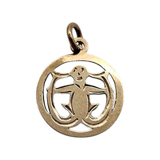 9ct 375 Yellow Gold Aquarius Charm 1959 L 1.3 cm 0.5 g.