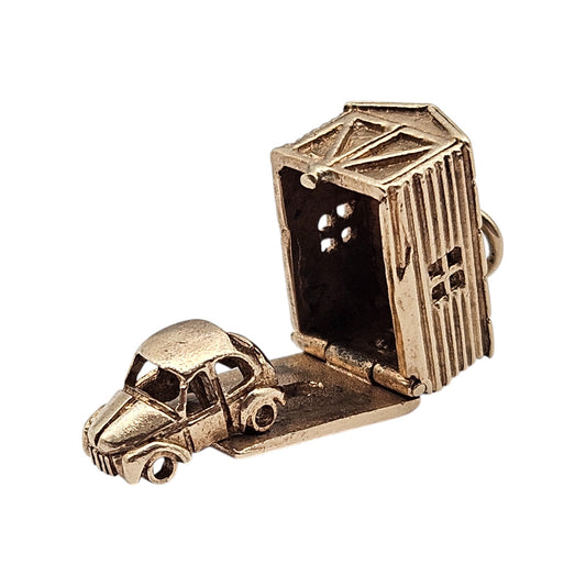 9ct 375 Yellow Gold Car In The Barn Opening Charm 1959 L 1.4 cm 6.5 g.