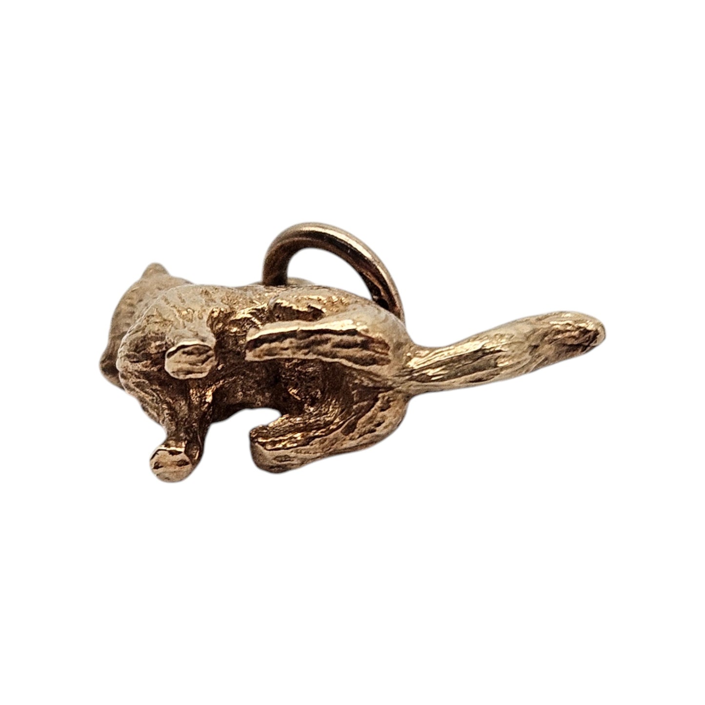 9ct 375 Yellow Gold Seated Cat Charm c.1970 L 1.8 cm 3.4 g.