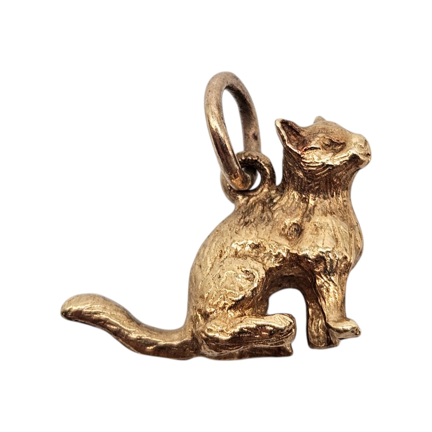 9ct 375 Yellow Gold Seated Cat Charm c.1970 L 1.8 cm 3.4 g.