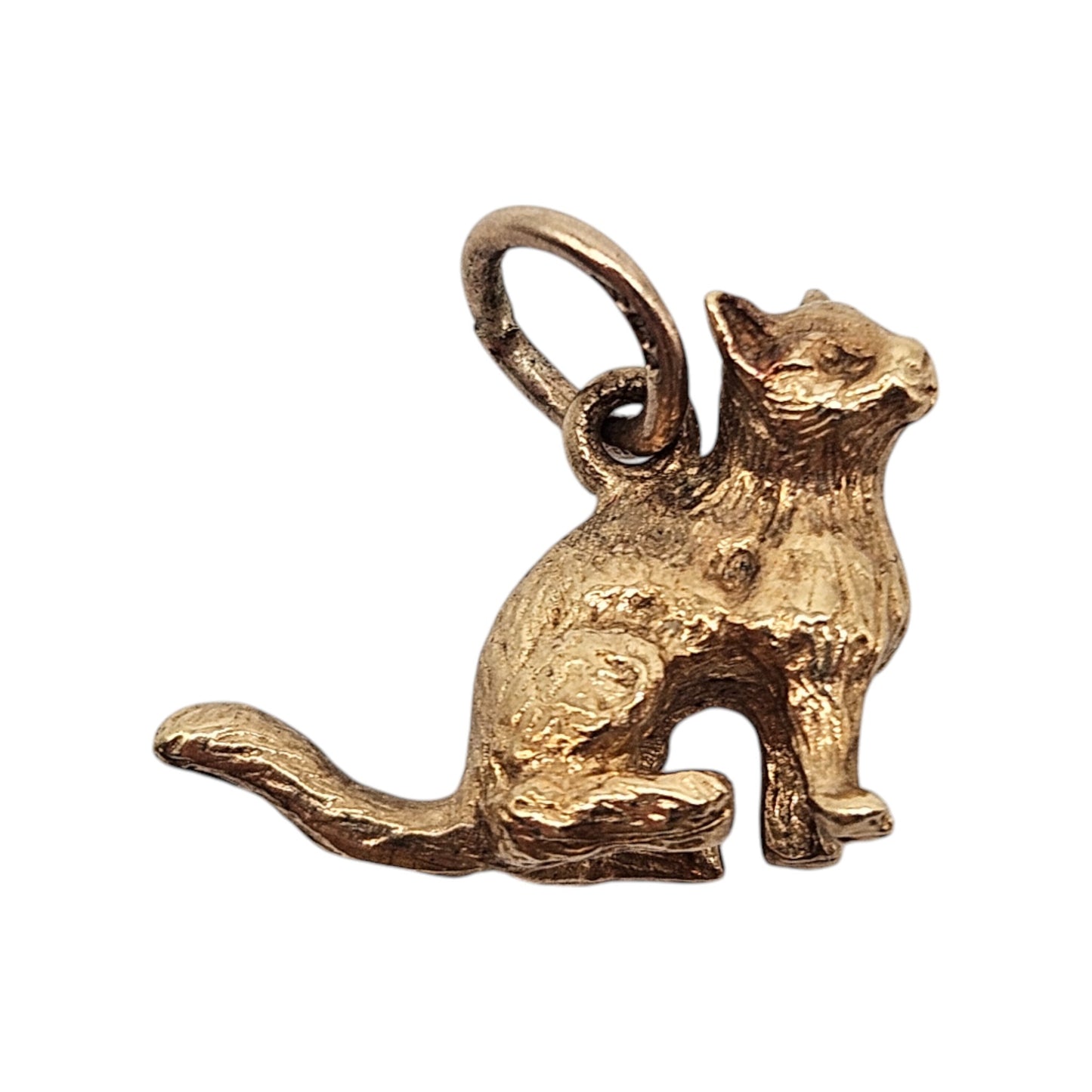 9ct 375 Yellow Gold Seated Cat Charm c.1970 L 1.8 cm 3.4 g.