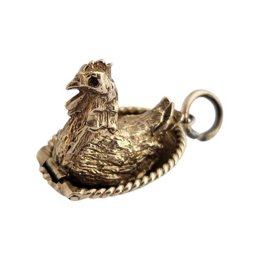 9ct 375 Yellow Gold Nesting Chicken Opening Charm c.1966 L 2.0 cm 6.6 g