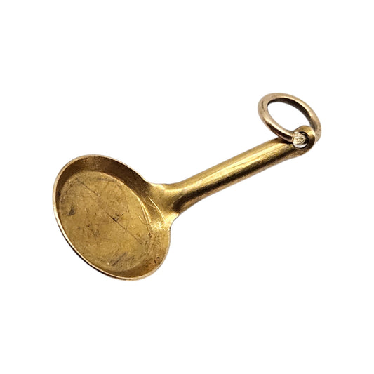 9ct 375 Yellow Gold Frying Pan Charm 1957 L 1.7 cm 0.4 g.