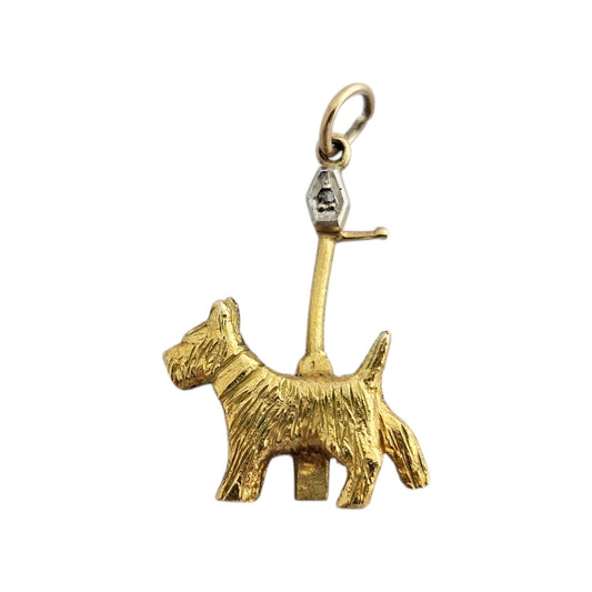 9ct Yellow Gold Terrier Dog by a Lamp Post With a Small Diamond L 2.0 cm 2.1 g