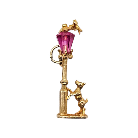 9ct 375 Yellow Gold Dog Chasing a Cat by Lamp Post Charm 1970 L 2.9 cm 2.1 g.
