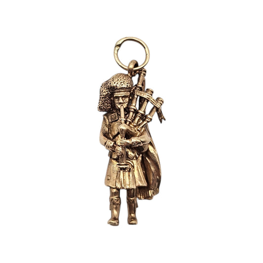 9ct 375 Yellow Gold Highland Bagpiper Charm 1971 L 2.4 cm 4.9 g.