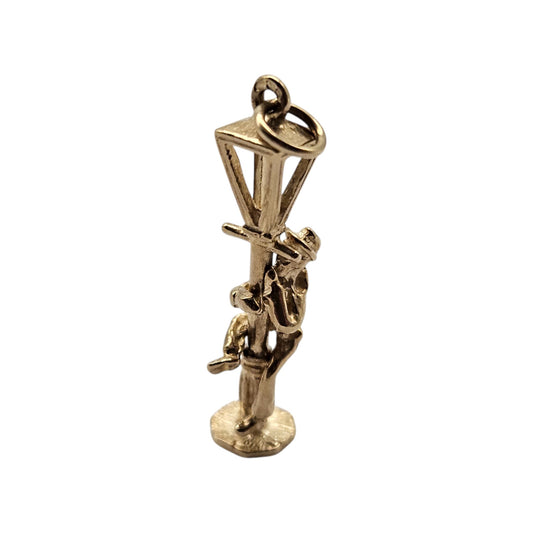 Amusing 9ct 375 Yellow Gold Man on Lamp Post Articulated Charm L 2.2 cm 1.8 g.