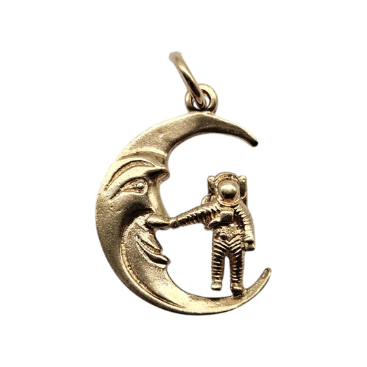 9ct 375 Yellow Gold Astronaut on the Moon Charm L 1.8 cm 2.5 g.