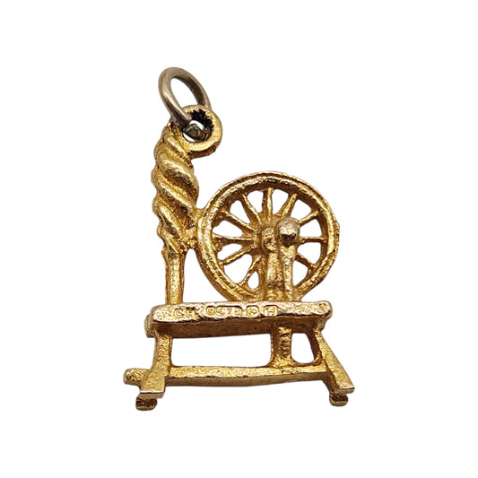 9ct 375 Yellow Gold Spinning Wheel Charm 1957 L 1.5 cm 1.7 g.