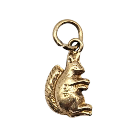 9ct Yellow Gold Squirrel Charm c.1960's L 1.0 cm 0.5 g.