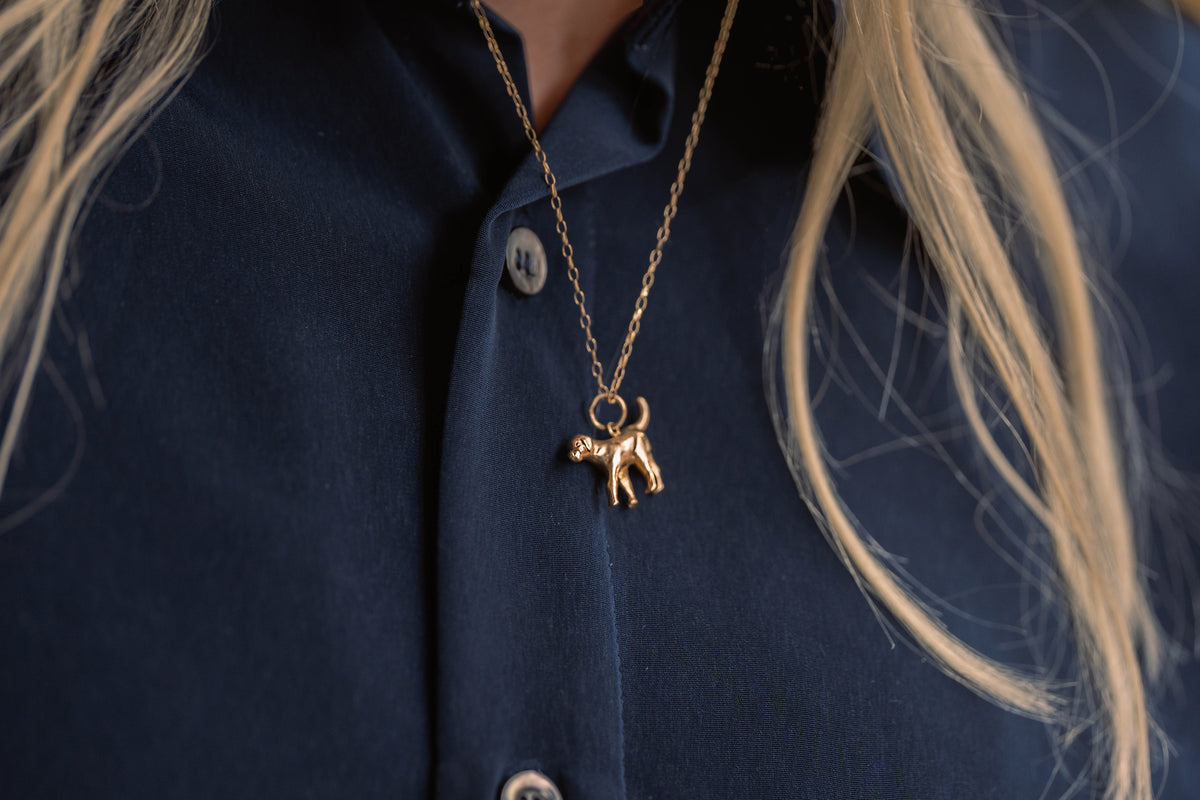 Chester 9ct 375 Yellow Gold Labrador Dog Charm 1956 L 2.1 cm 4.5 g.
